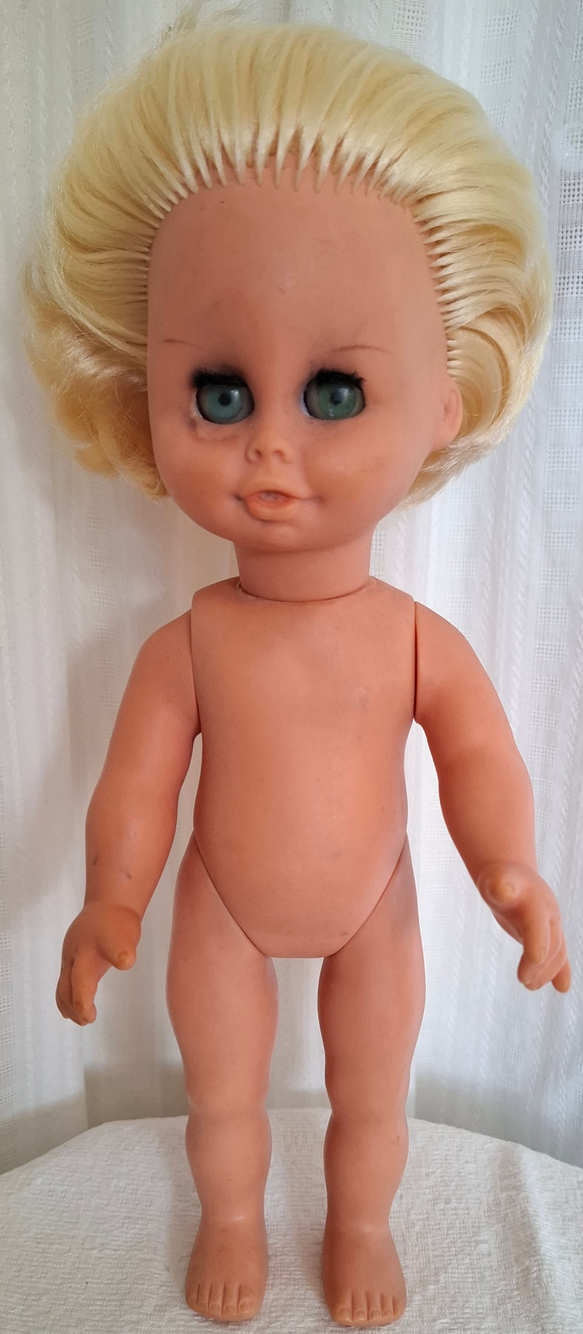 Liten docka med raka ben