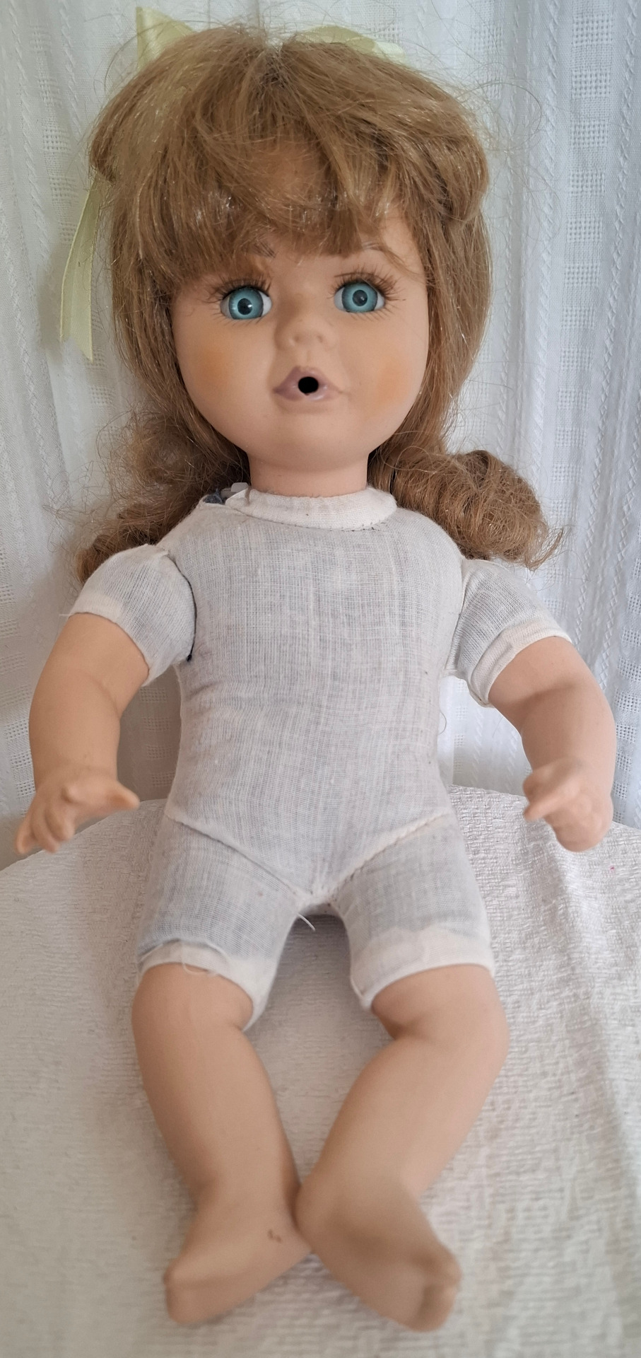 Liten söt porslinsdocka